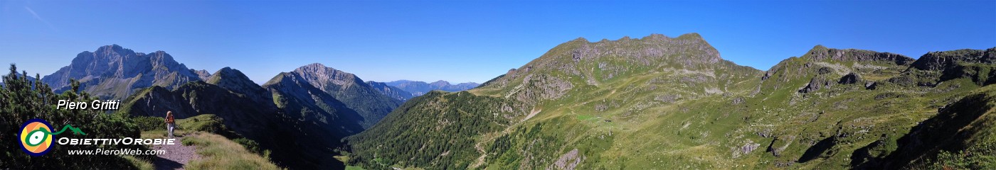 20 Salendo oltre il Passo della Marogella vista sulla Valle di Roncobello a sx.jpg